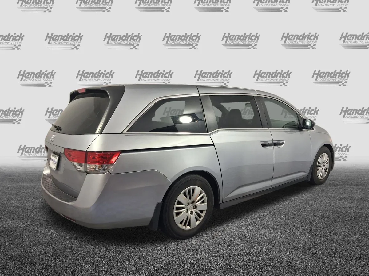 2016 Honda Odyssey LX thumbnail 9