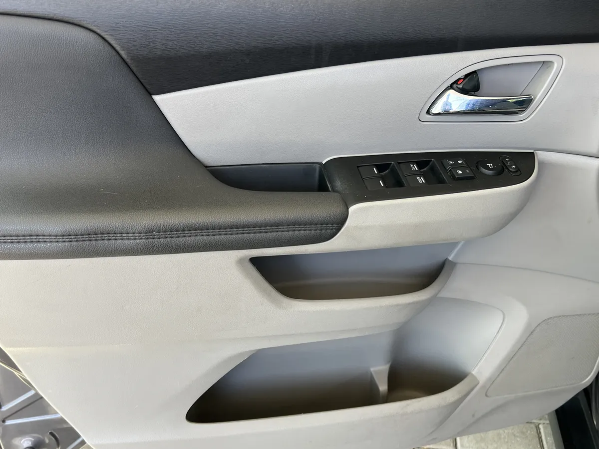 2016 Honda Odyssey SE thumbnail 13