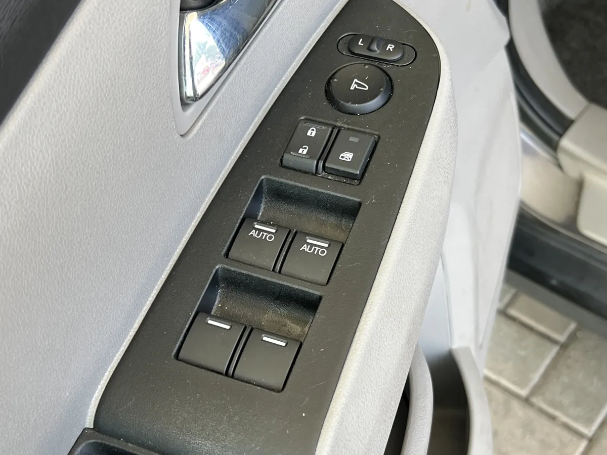 2016 Honda Odyssey SE thumbnail 14