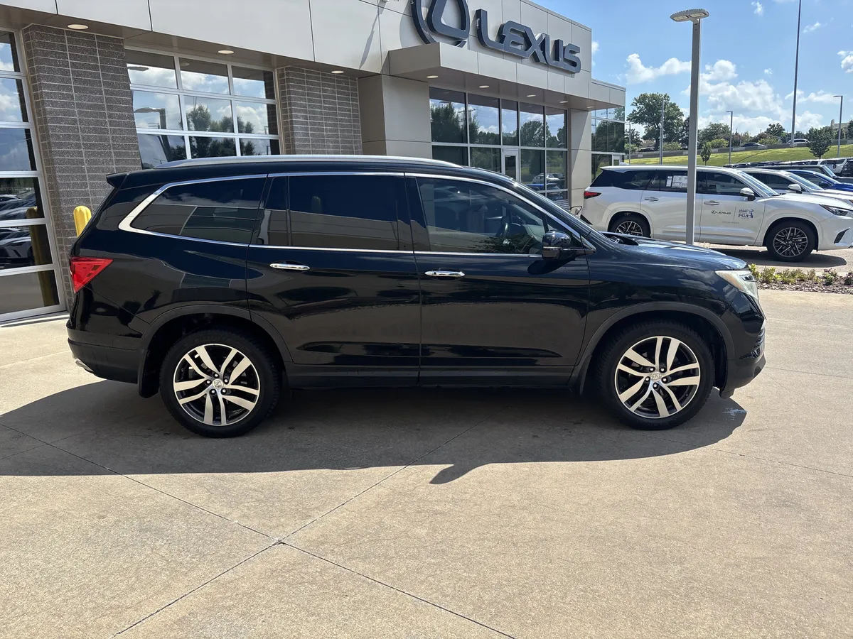 2016 Honda Pilot Elite thumbnail 10