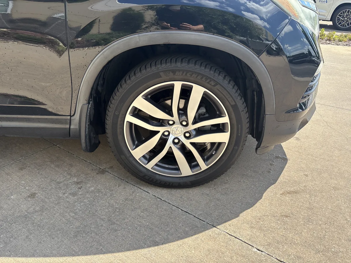 2016 Honda Pilot Elite thumbnail 12