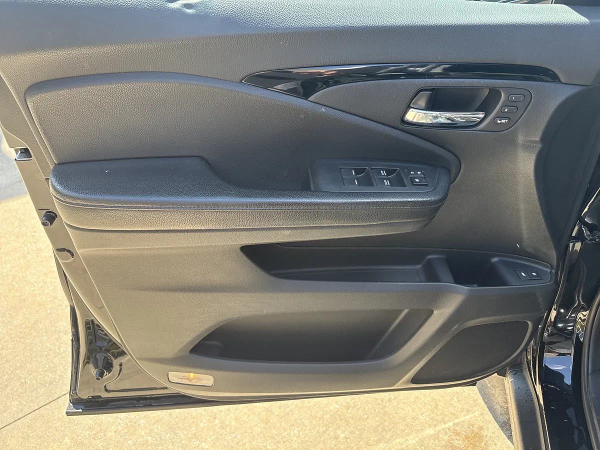 2016 Honda Pilot Elite thumbnail 13