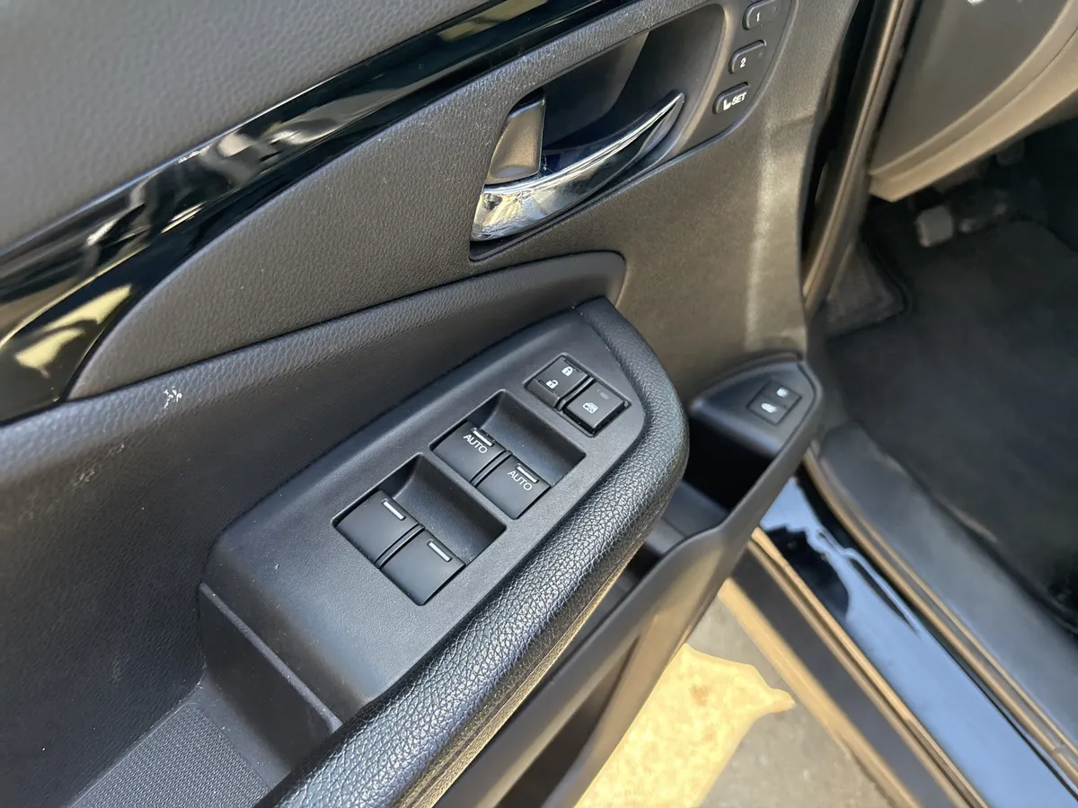 2016 Honda Pilot Elite thumbnail 14