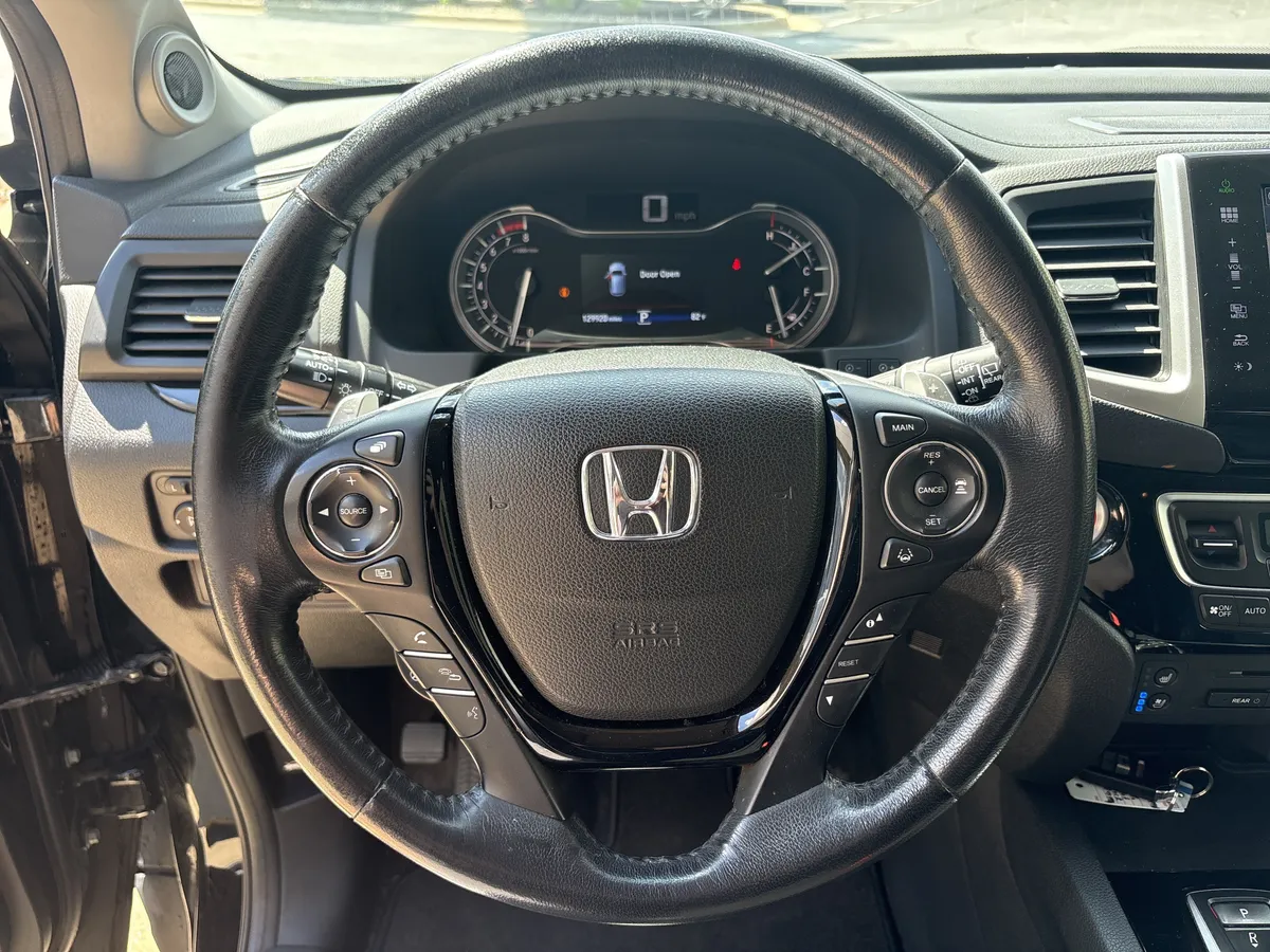 2016 Honda Pilot Elite thumbnail 17