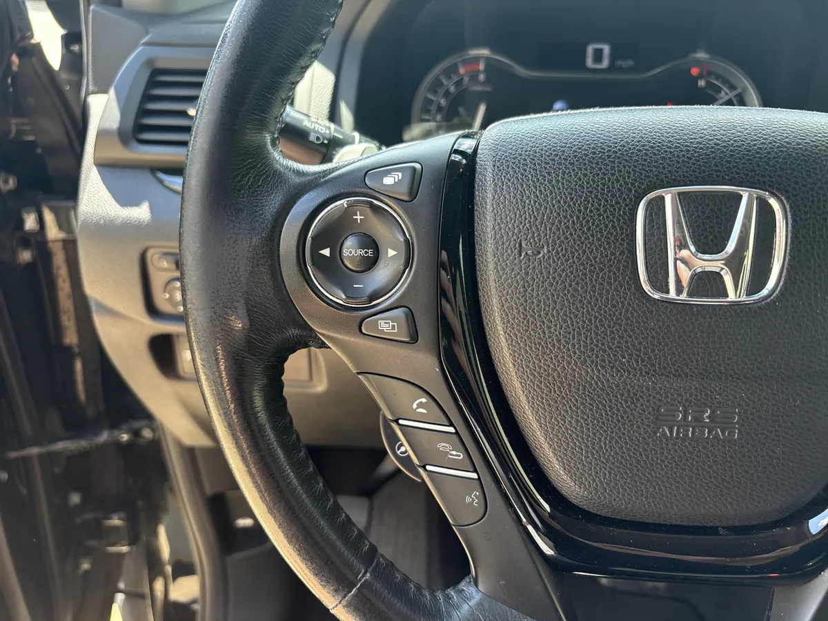 2016 Honda Pilot Elite thumbnail 18