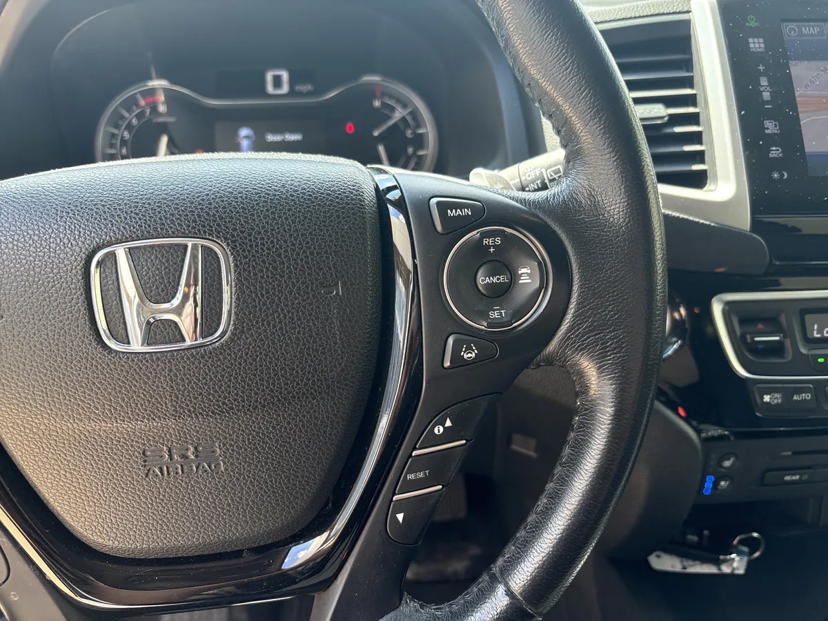 2016 Honda Pilot Elite thumbnail 19
