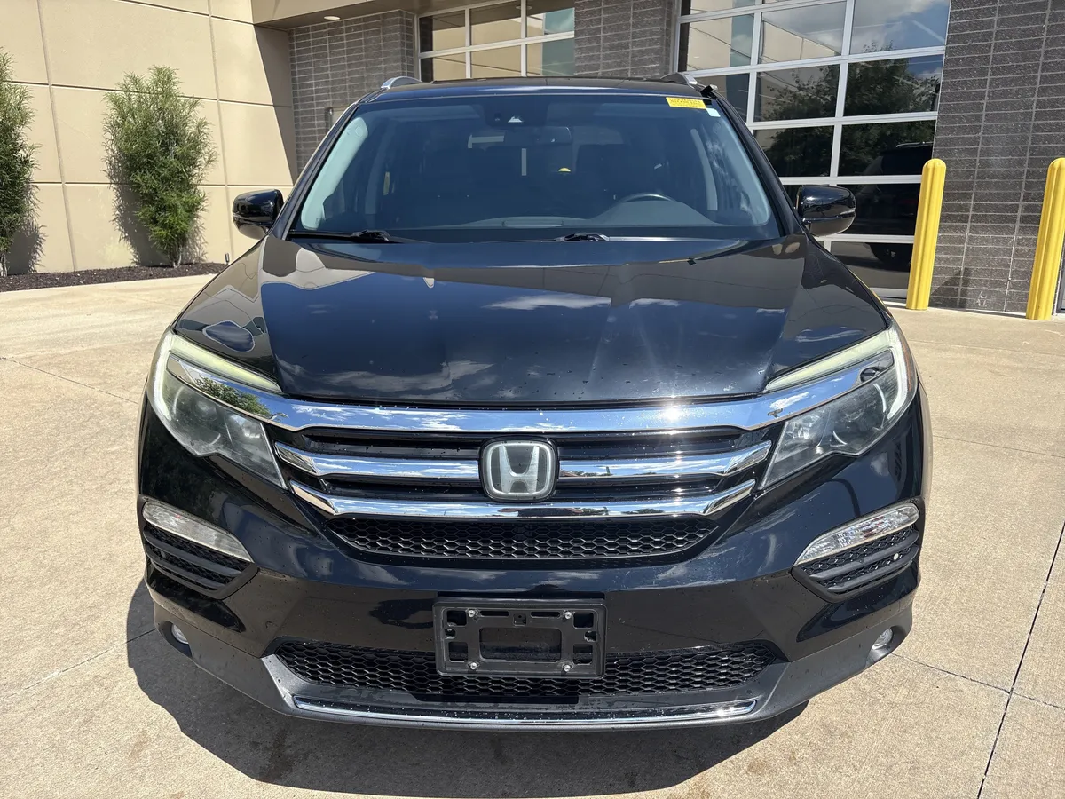 2016 Honda Pilot Elite thumbnail 2