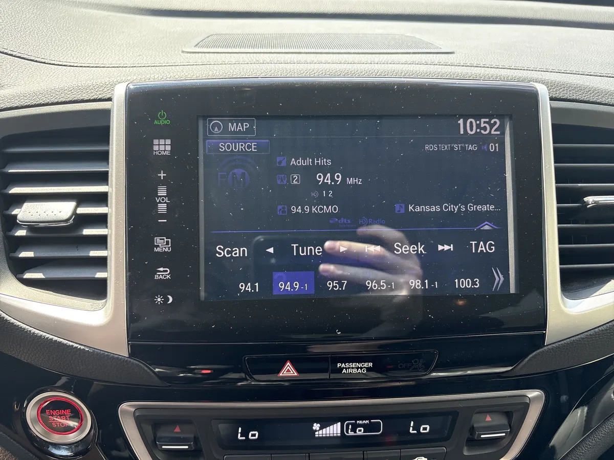 2016 Honda Pilot Elite thumbnail 22
