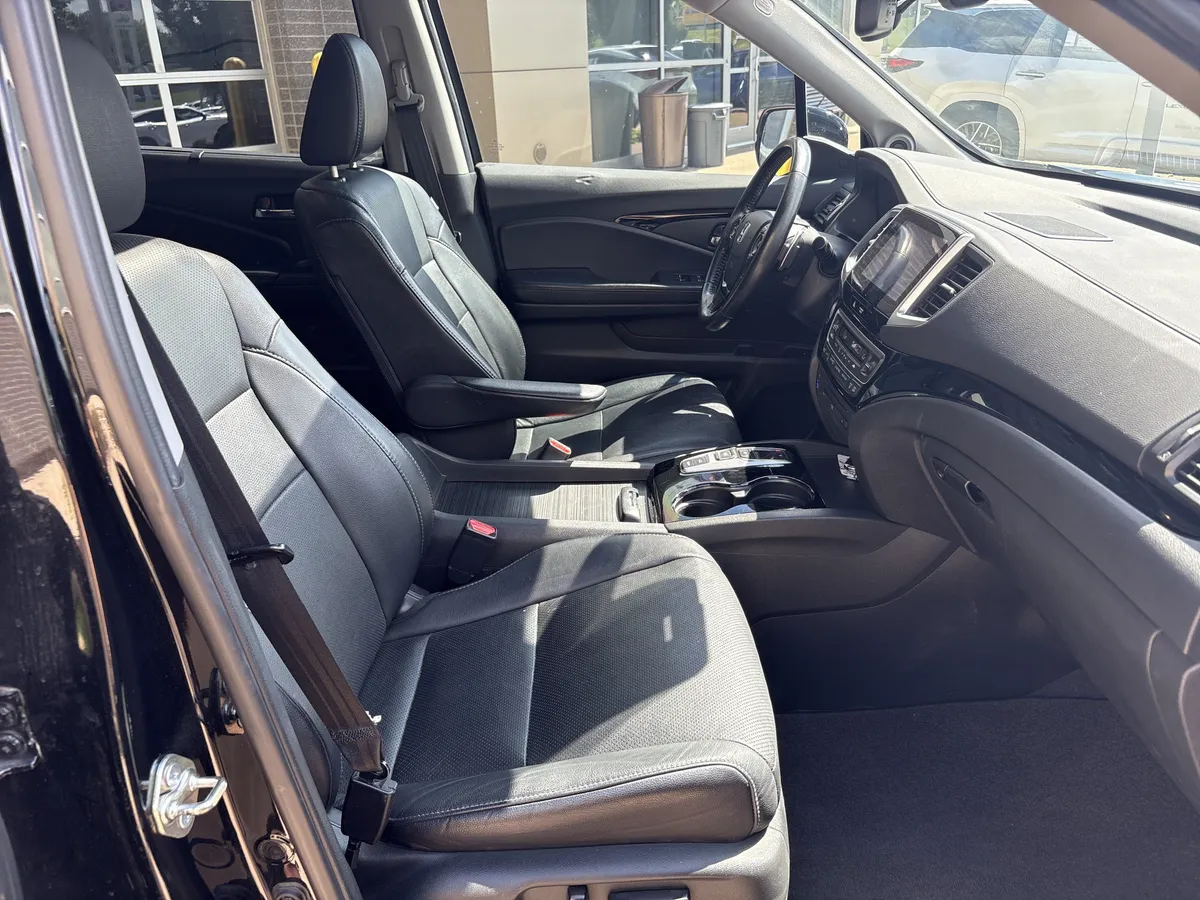 2016 Honda Pilot Elite thumbnail 33