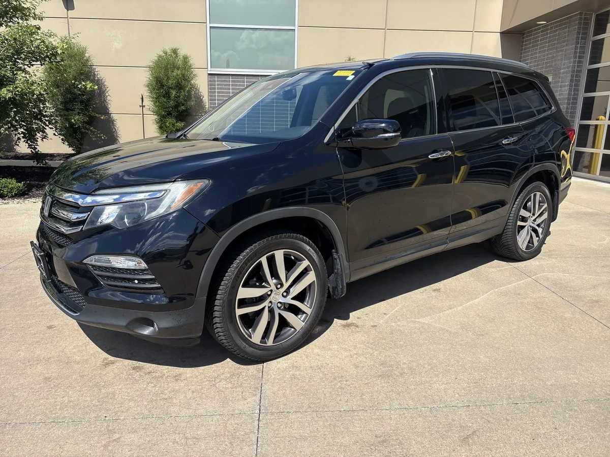 2016 Honda Pilot Elite thumbnail 4