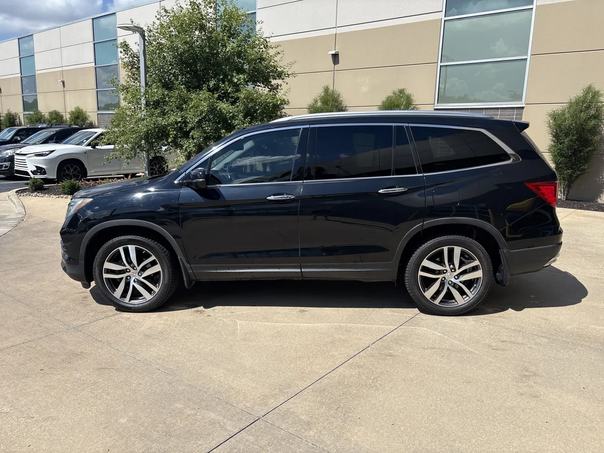 2016 Honda Pilot Elite thumbnail 6