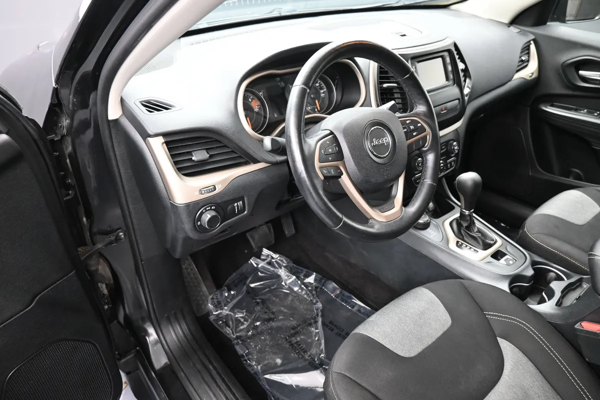 2016 Jeep Cherokee Altitude thumbnail 11