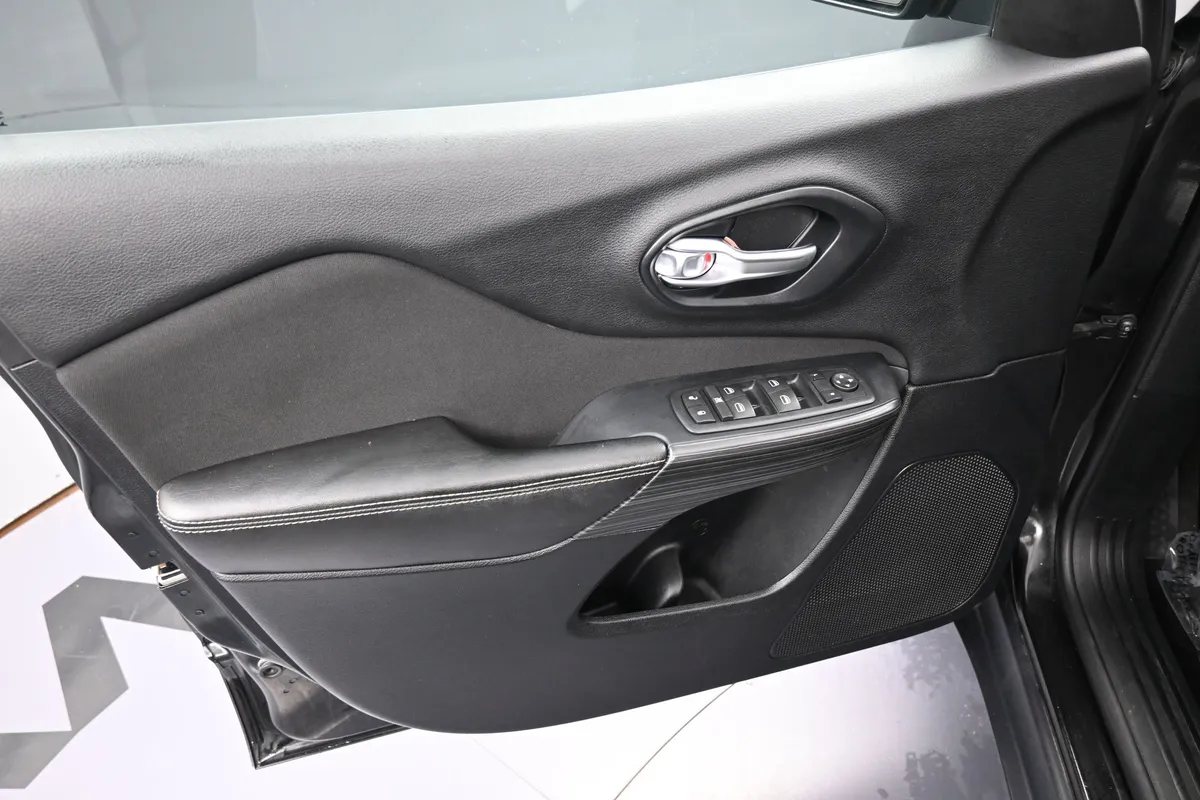 2016 Jeep Cherokee Altitude thumbnail 12