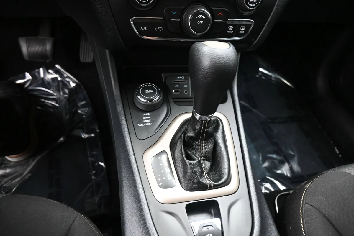 2016 Jeep Cherokee Altitude thumbnail 13