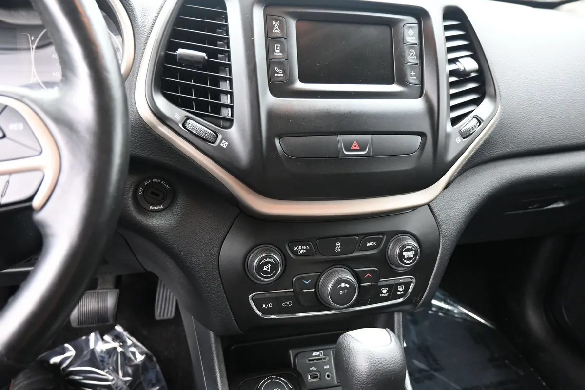 2016 Jeep Cherokee Altitude thumbnail 14