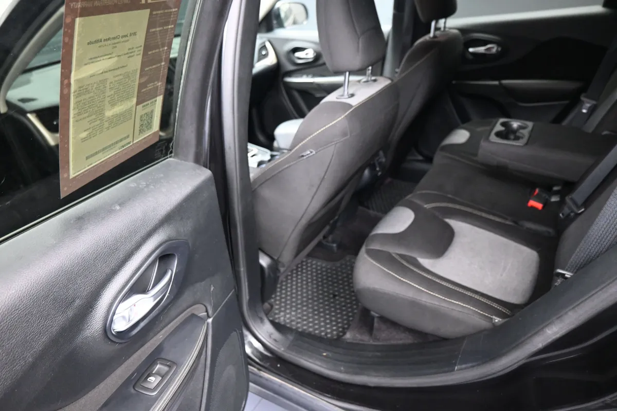 2016 Jeep Cherokee Altitude thumbnail 16