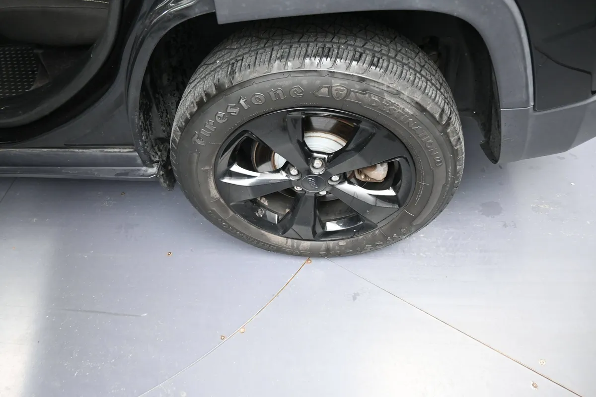 2016 Jeep Cherokee Altitude thumbnail 17