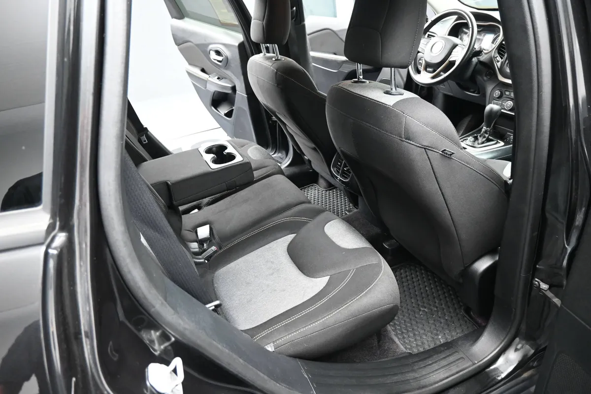 2016 Jeep Cherokee Altitude thumbnail 18