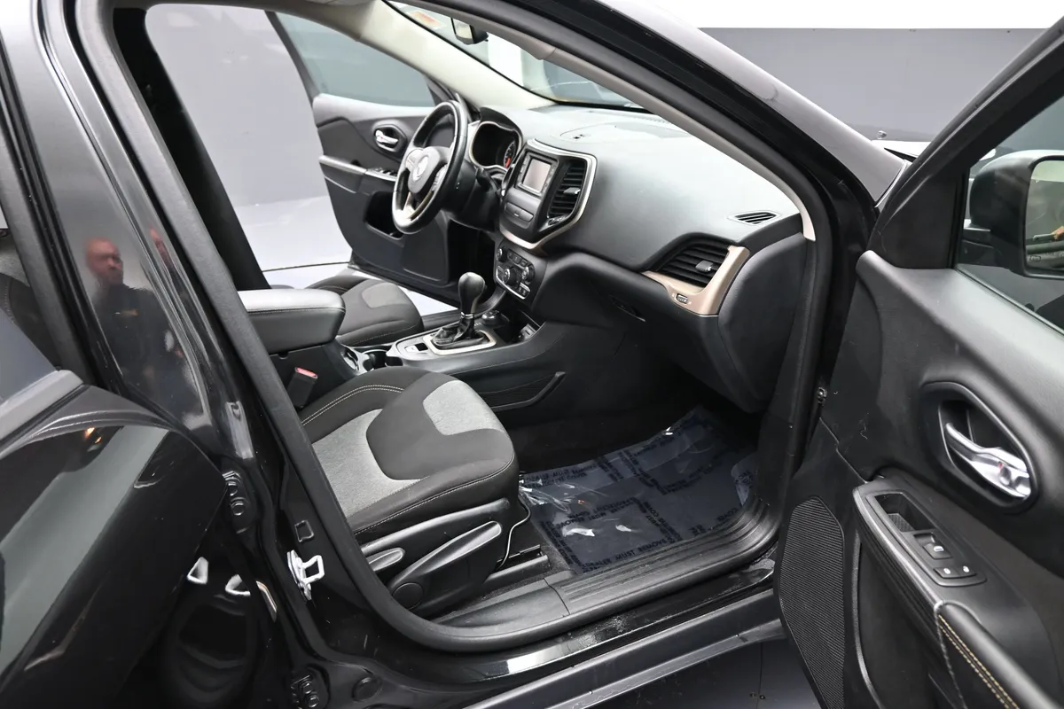 2016 Jeep Cherokee Altitude thumbnail 19