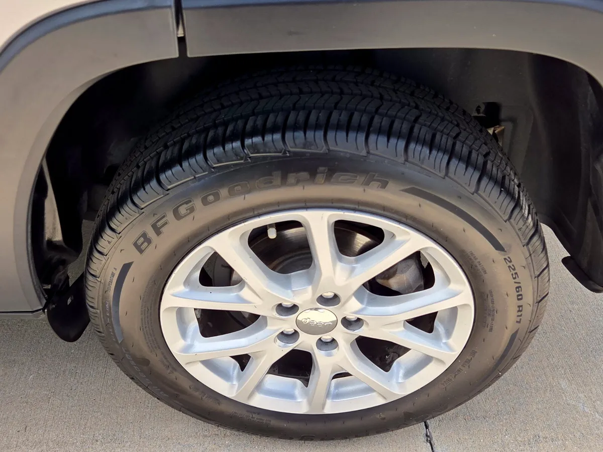2016 Jeep Cherokee Latitude thumbnail 10
