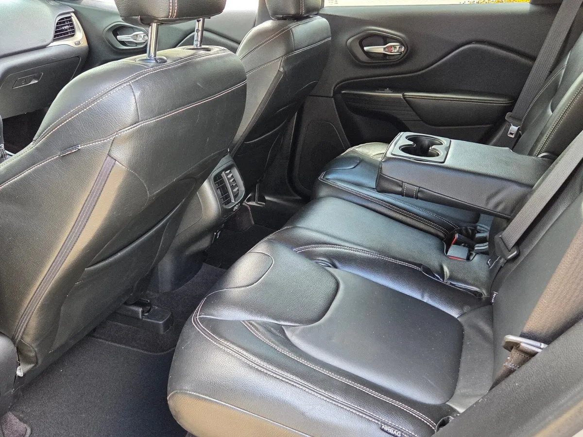 2016 Jeep Cherokee Latitude thumbnail 11