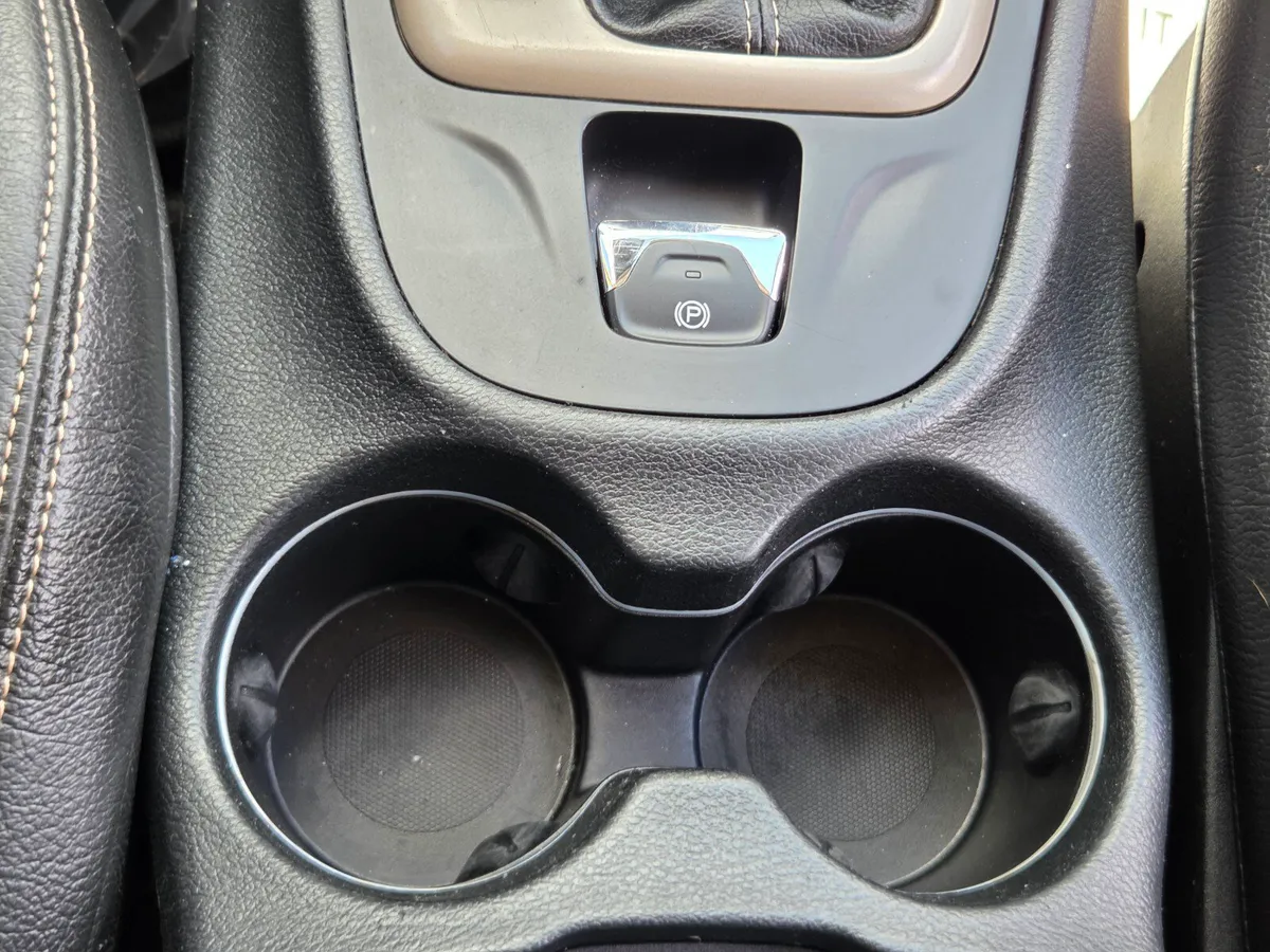 2016 Jeep Cherokee Latitude thumbnail 15