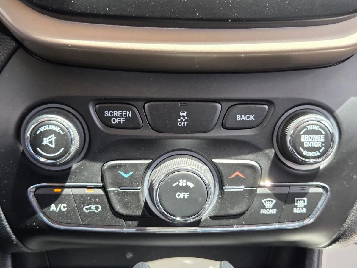 2016 Jeep Cherokee Latitude thumbnail 17
