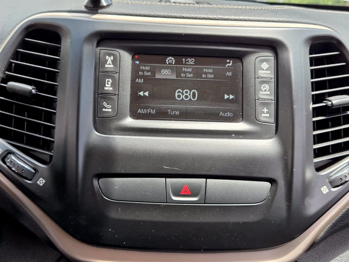 2016 Jeep Cherokee Latitude thumbnail 18