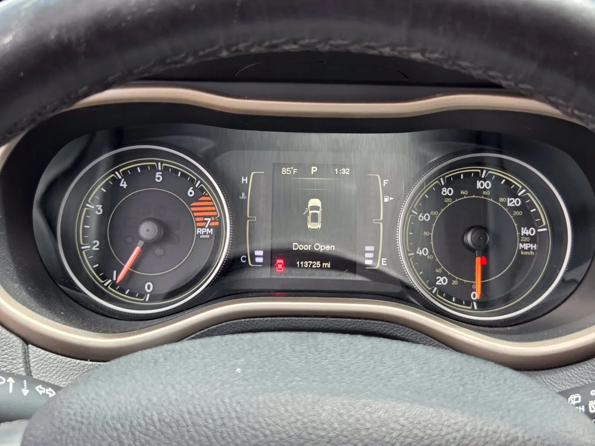 2016 Jeep Cherokee Latitude thumbnail 20