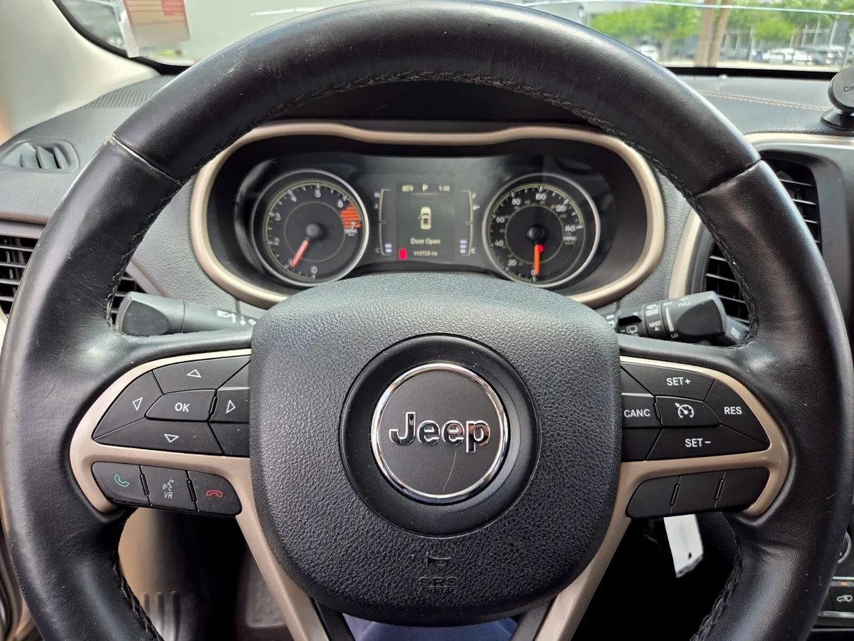 2016 Jeep Cherokee Latitude thumbnail 22