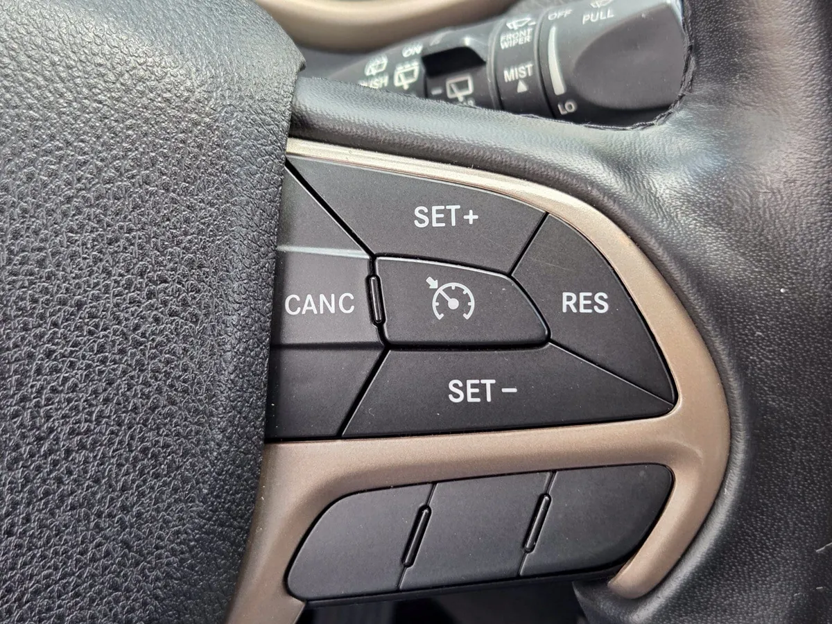 2016 Jeep Cherokee Latitude thumbnail 23