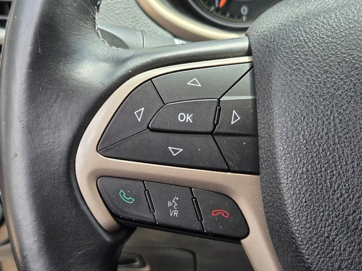 2016 Jeep Cherokee Latitude thumbnail 24