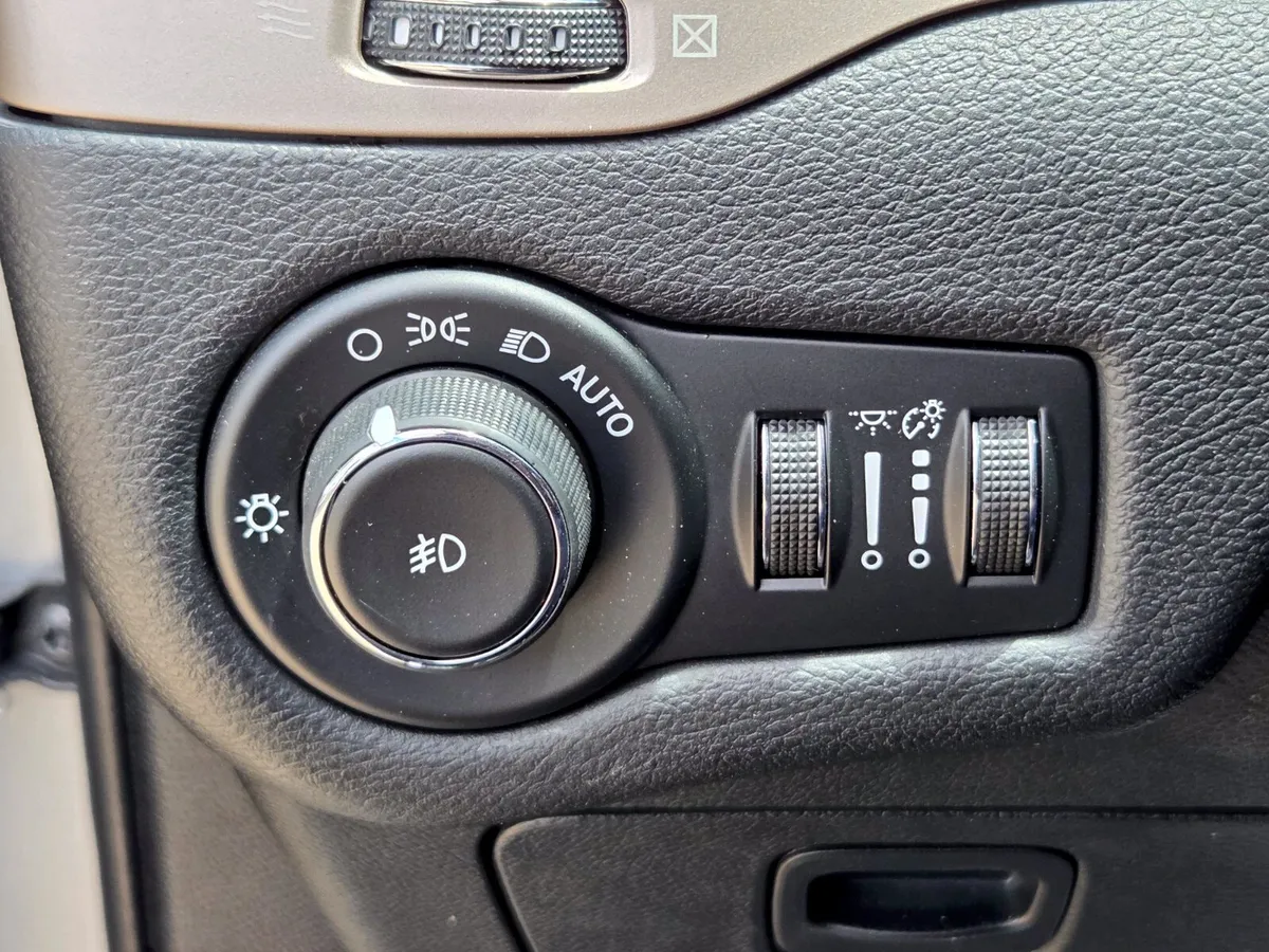 2016 Jeep Cherokee Latitude thumbnail 26