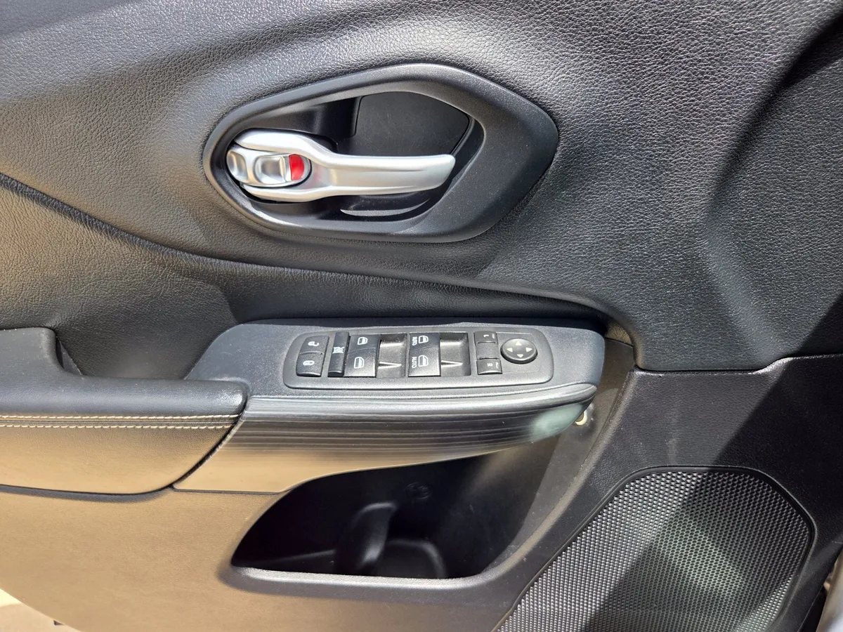 2016 Jeep Cherokee Latitude thumbnail 27