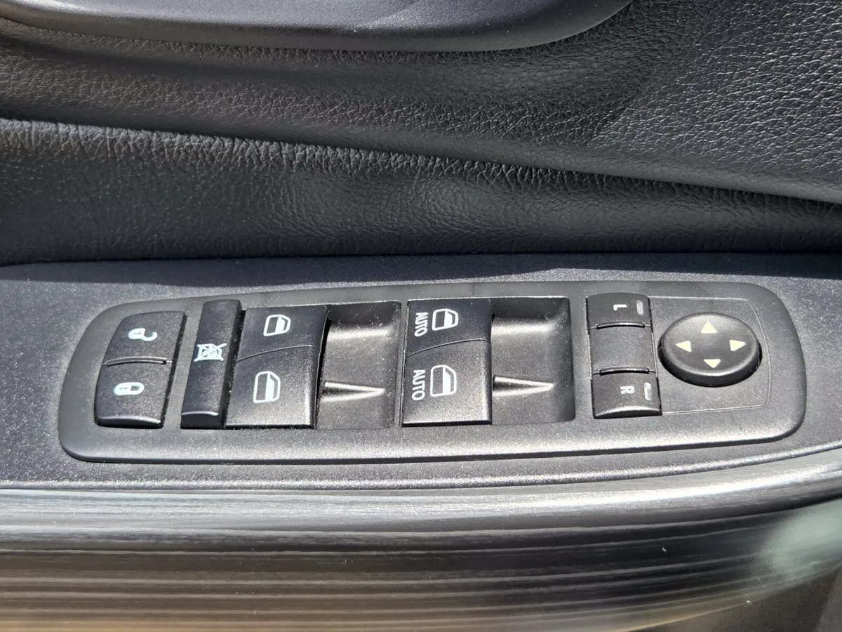 2016 Jeep Cherokee Latitude thumbnail 28