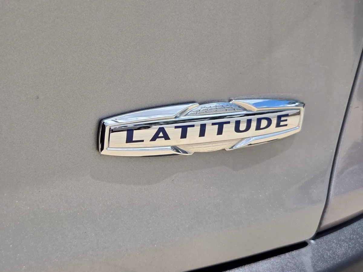 2016 Jeep Cherokee Latitude thumbnail 31