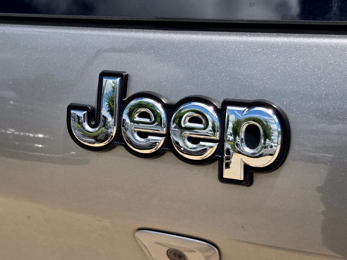 2016 Jeep Cherokee Latitude thumbnail 32