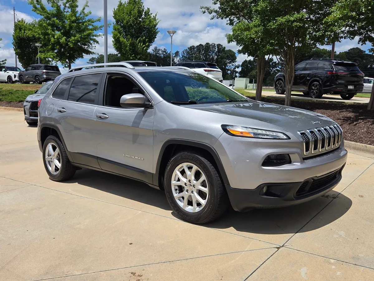 2016 Jeep Cherokee Latitude thumbnail 4