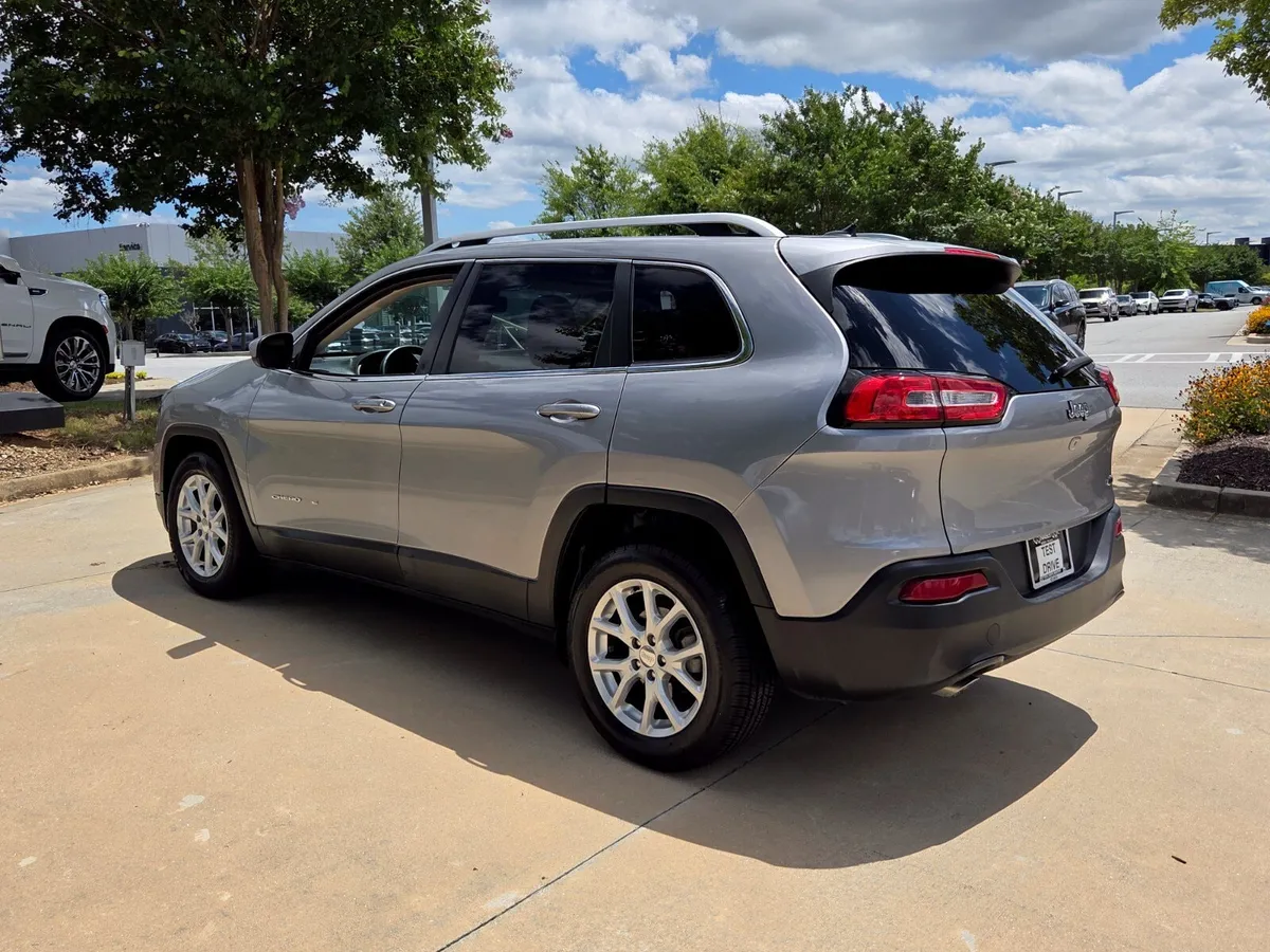 2016 Jeep Cherokee Latitude thumbnail 8