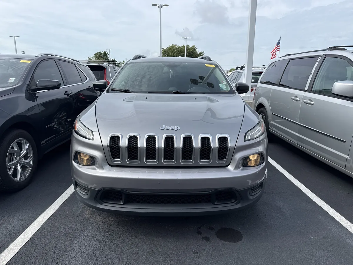 2016 Jeep Cherokee Sport thumbnail 2