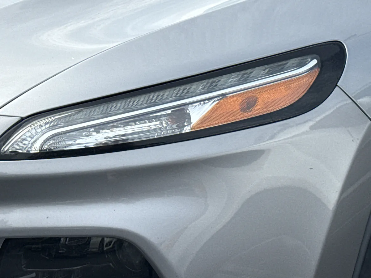 2016 Jeep Cherokee Sport thumbnail 5