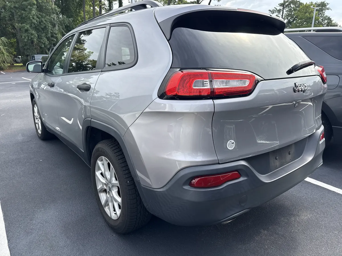 2016 Jeep Cherokee Sport thumbnail 6
