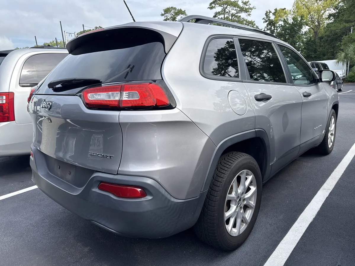 2016 Jeep Cherokee Sport thumbnail 8