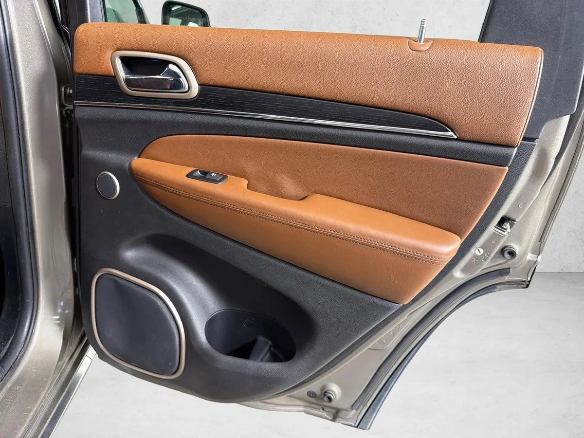 2016 Jeep Grand Cherokee Summit thumbnail 18