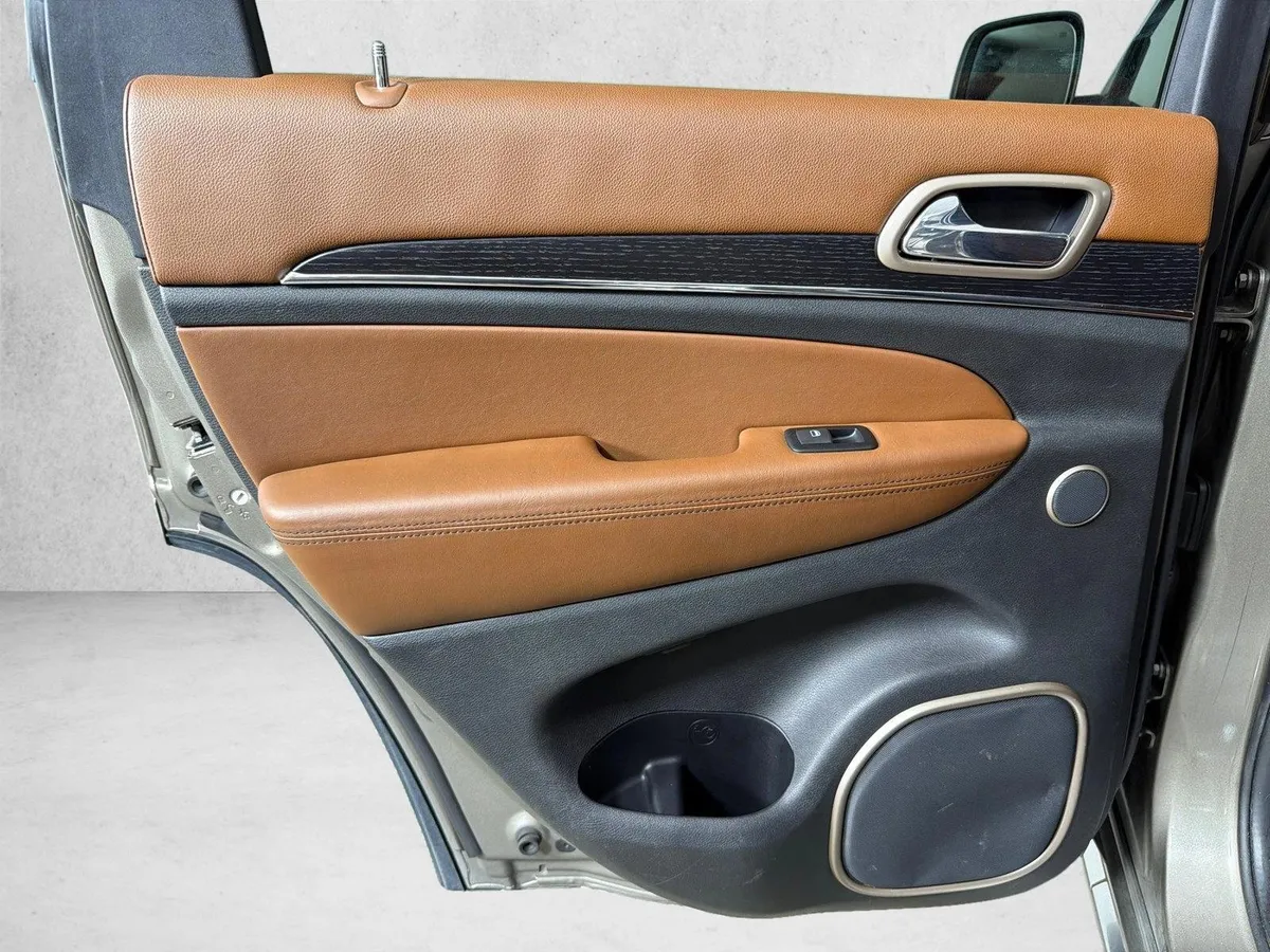 2016 Jeep Grand Cherokee Summit thumbnail 24