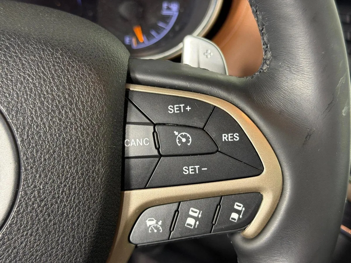 2016 Jeep Grand Cherokee Summit thumbnail 29