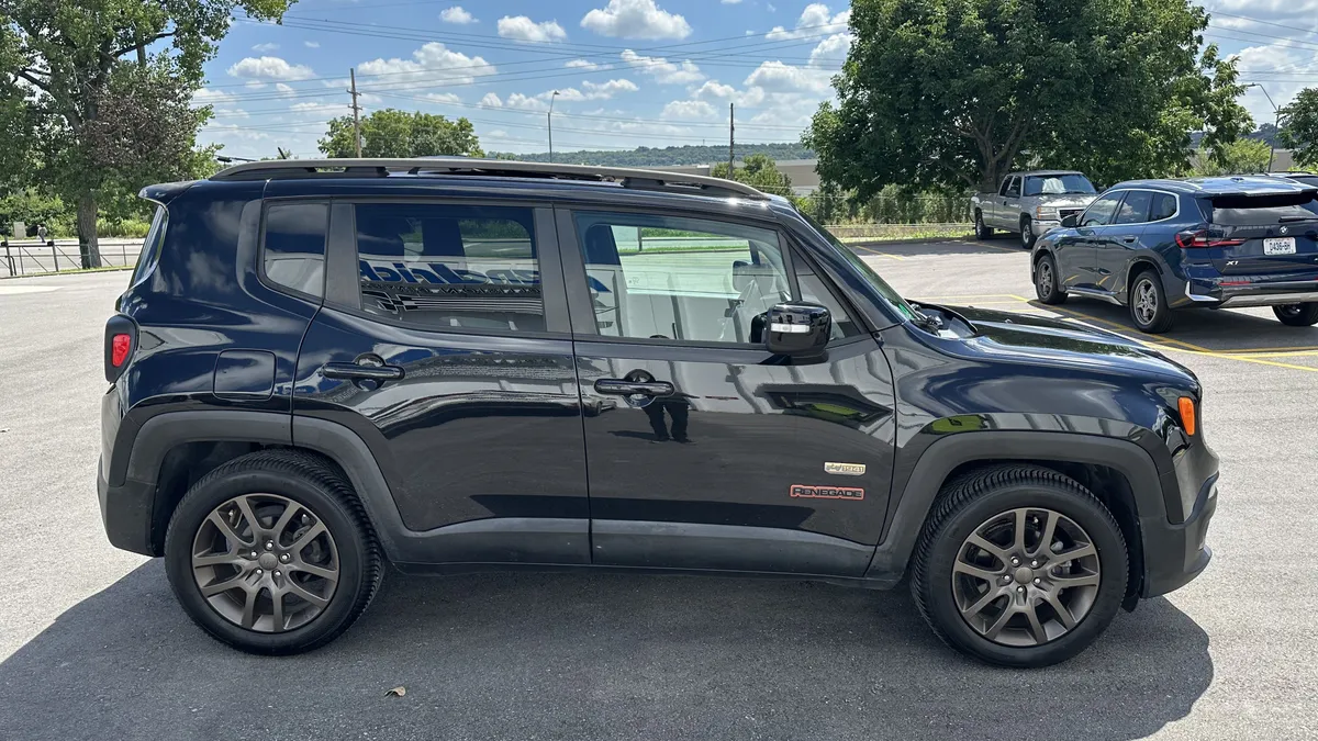 2016 Jeep Renegade 75th Anniversary thumbnail 10