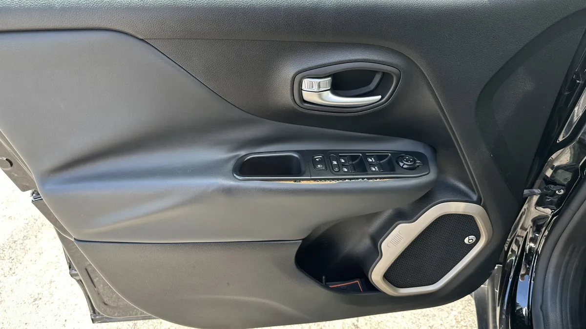 2016 Jeep Renegade 75th Anniversary thumbnail 15