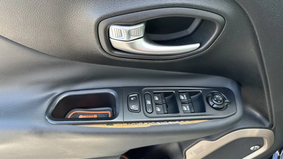 2016 Jeep Renegade 75th Anniversary thumbnail 16