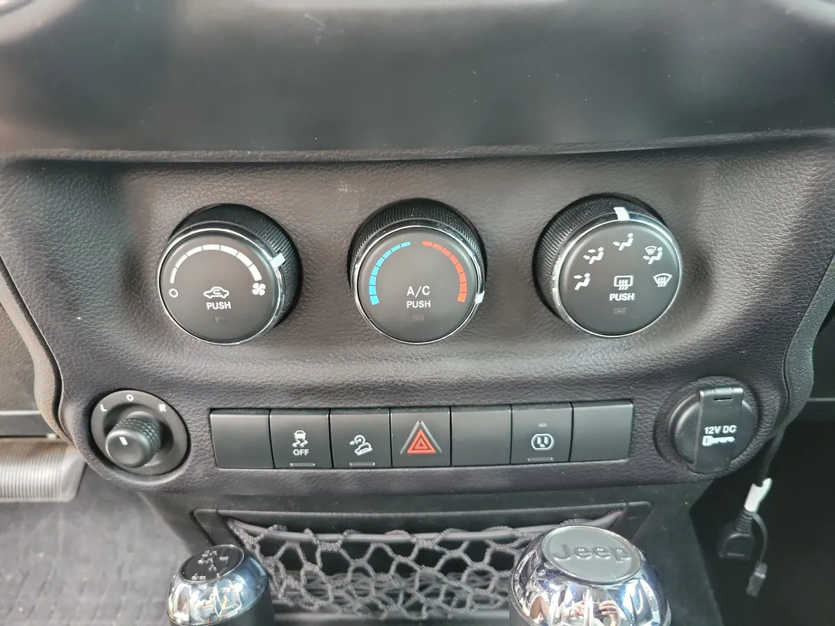 2016 Jeep Wrangler JK Unlimited Sahara 4x4 thumbnail 11